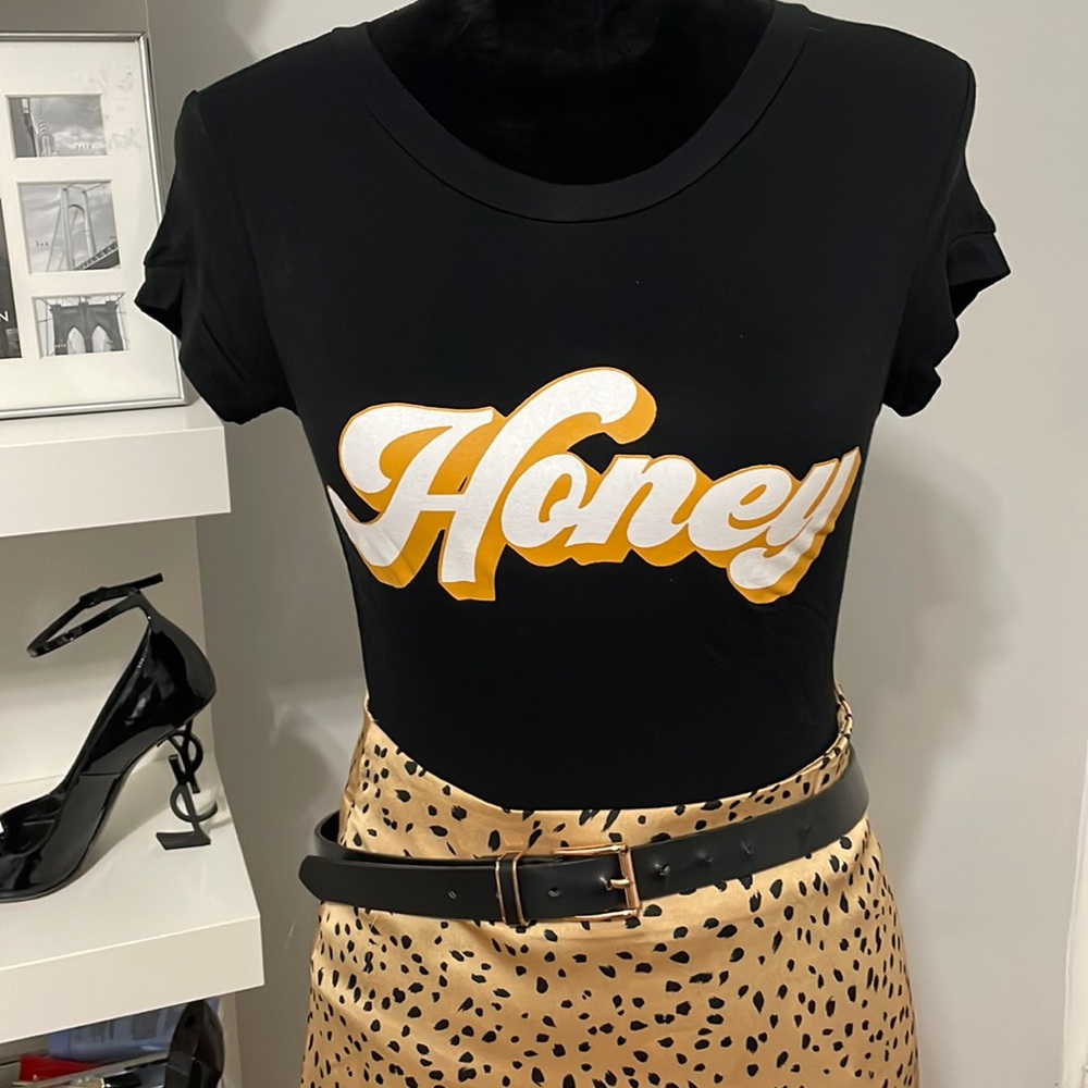 WINDSOR Black T-Shirt with “Honey” saying